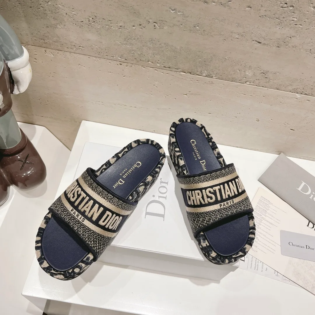 👟👟Ex-factory price 400👟👟 Women's shoes, women's clothing DIOR Dior early spring new letter rust thick-soled slippers▪️ ✅What we sell is sheepskin foot pads~ ✅Reject the low-priced version in the market❌ ✅High-end quality, welcome to inspect and compare with three 👏 ✅Beautiful wedge-heeled thick-soled slippers, which make the feet slimmer and longer than the flat bottoms ✅The benefits for petite girls are here❤️ ✅It is also a must-have for daily travel and home. You can wear it however you like regardless of the occasion. The color is super beautiful! No need to worry about any dress code ✅The outsole is designed with a non-slip and wear-resistant backing, so you don’t have to worry about rain on rainy days 👉Size: 34-40 yards (custom-made sizes 34, 40 and 41 are non-refundable)